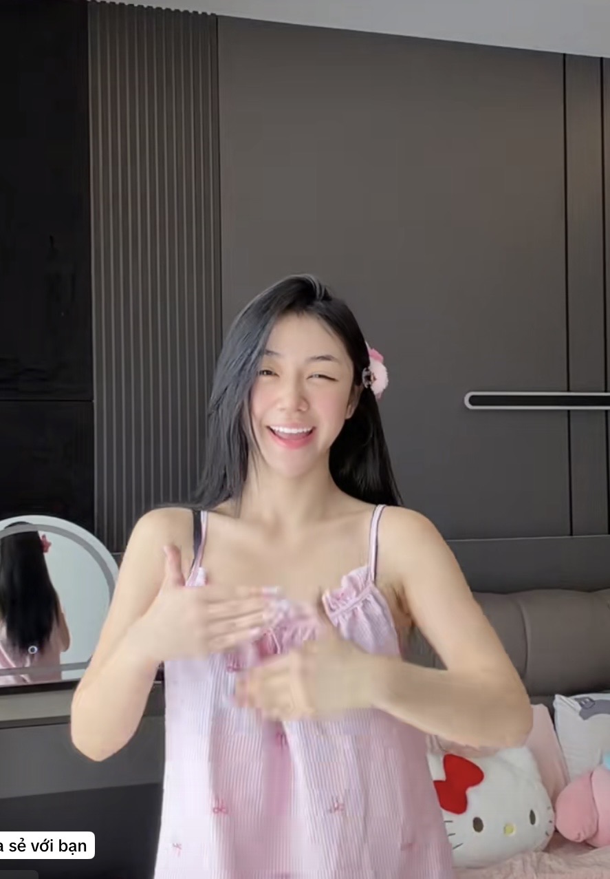 Trần Hà Linh’s New House Tour Sparks Buzz Among Fans 2 Trần Hà Linh in pink pajamas