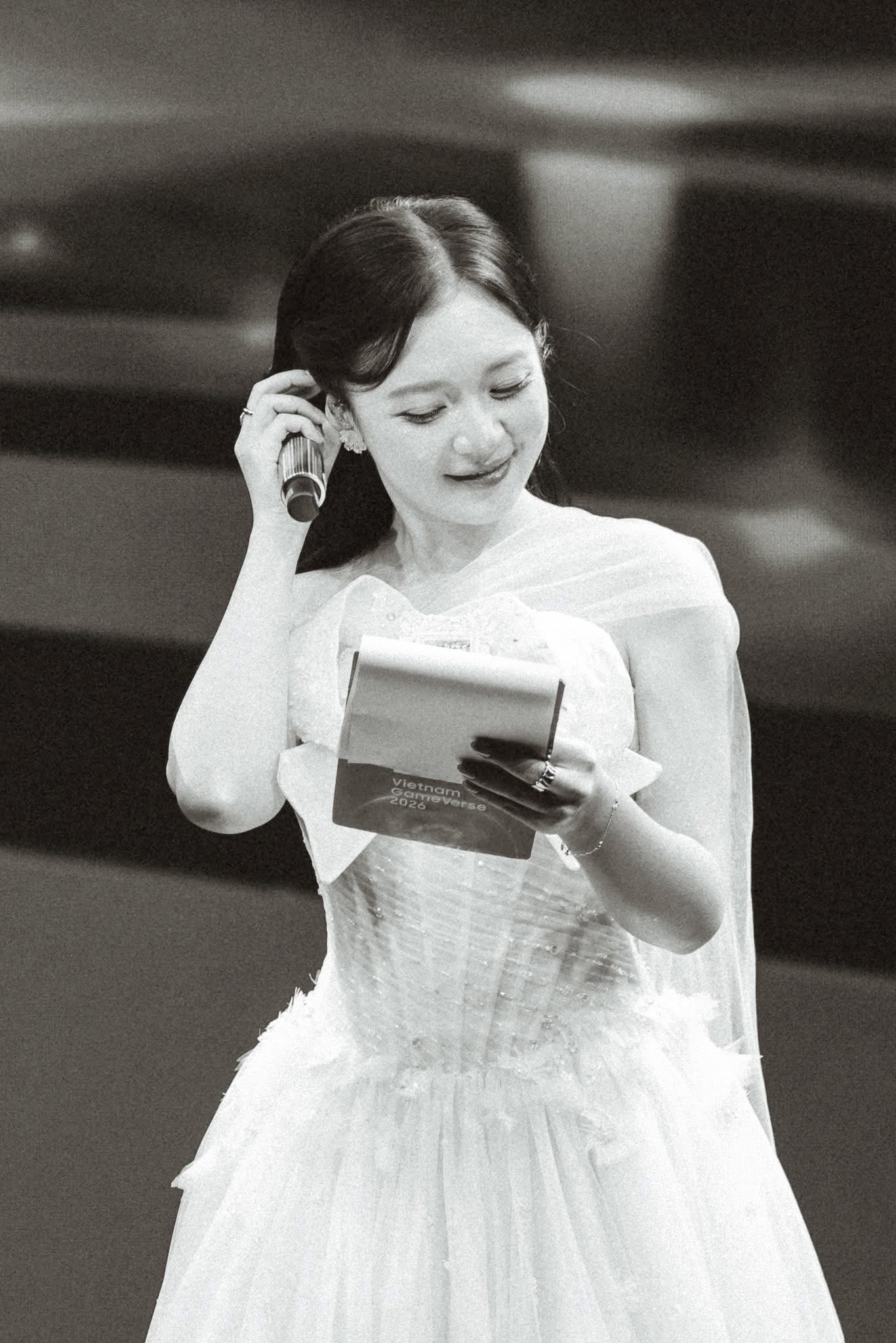 Phuong Thao hosting an Arena of Valor event