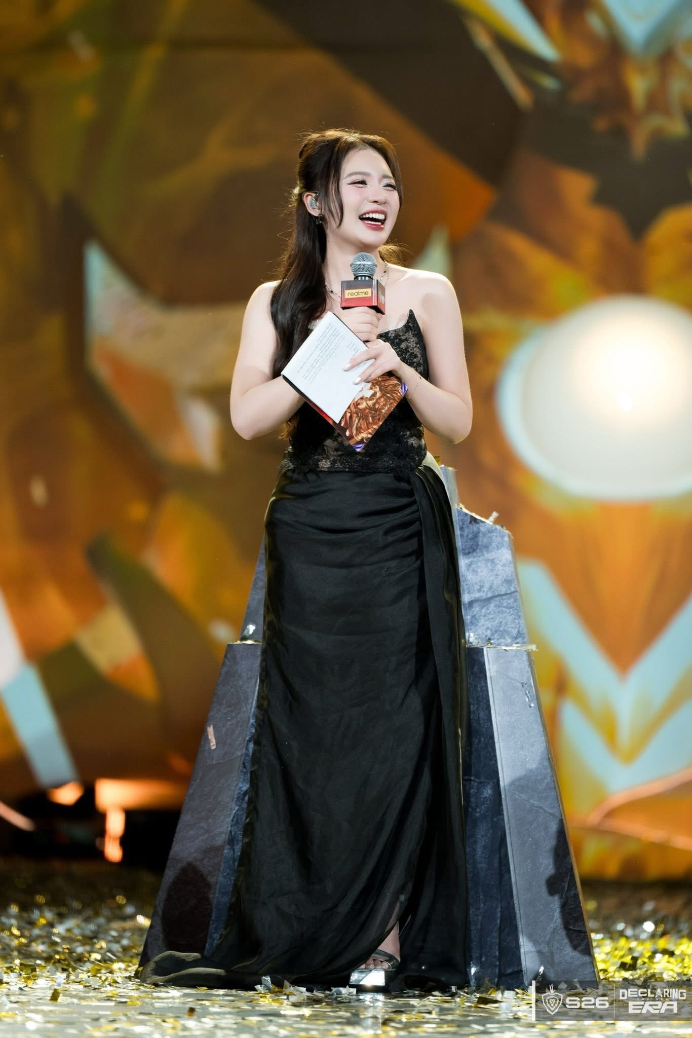 MC Phương Thảo Shines Despite 39-Degree Fever at Esports Final 7 Phương Thảo confidently hosting on the grand stage