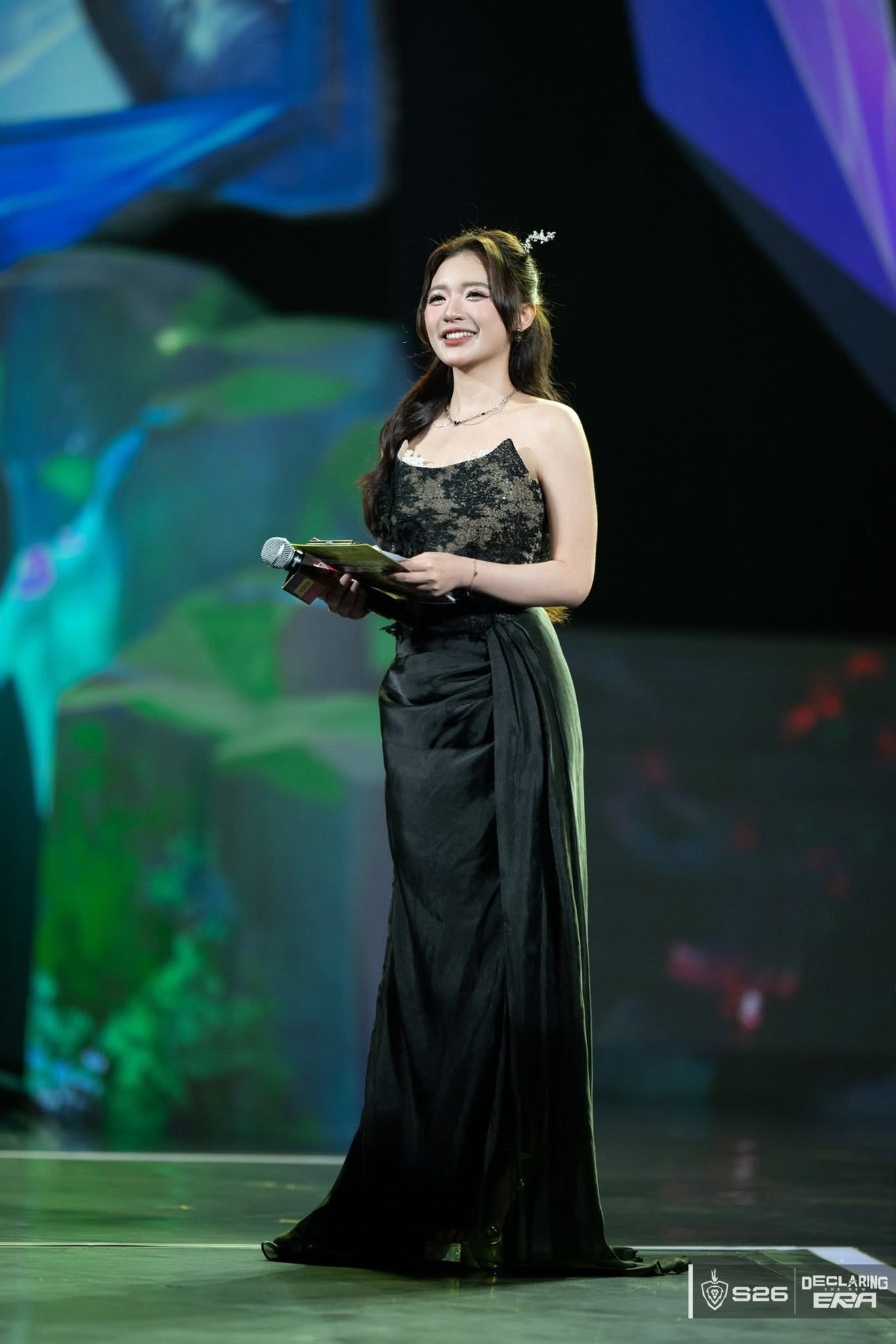 MC Phương Thảo Shines Despite 39-Degree Fever at Esports Final 3 Phương Thảo backstage at ĐTDV