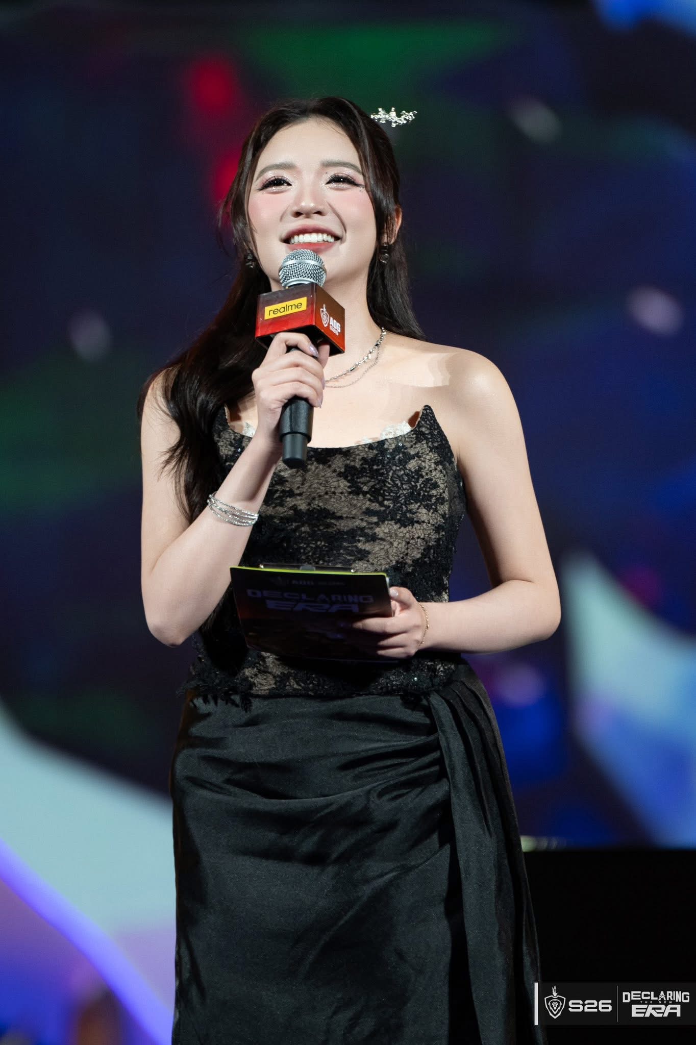 MC Phương Thảo Shines Despite 39-Degree Fever at Esports Final 4 Phương Thảo with esports stars