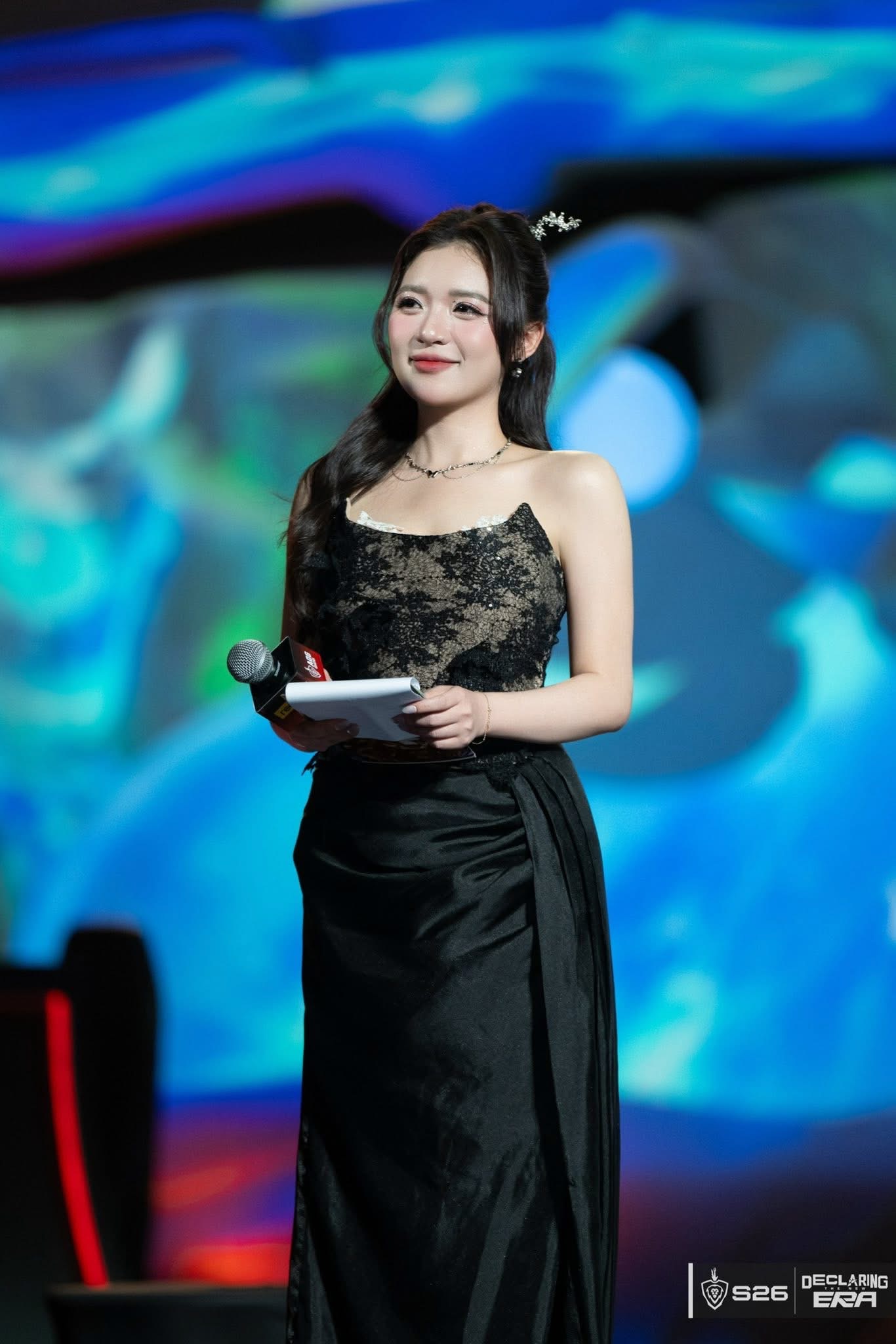 MC Phương Thảo Shines Despite 39-Degree Fever at Esports Final 2 3D Mapping stage at ĐTDV