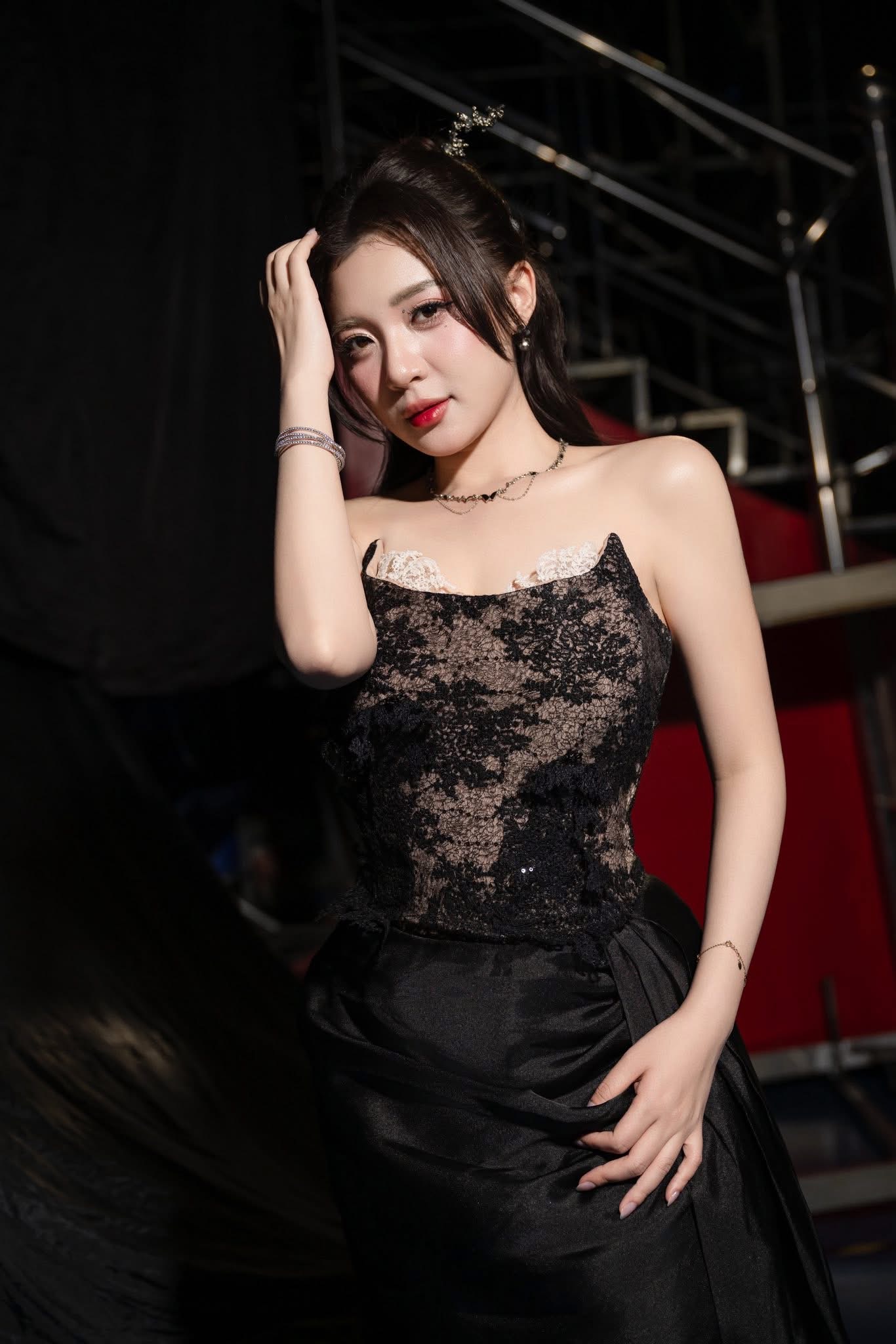 MC Phương Thảo Shines Despite 39-Degree Fever at Esports Final 6 Phương Thảo sipping lemon honey backstage