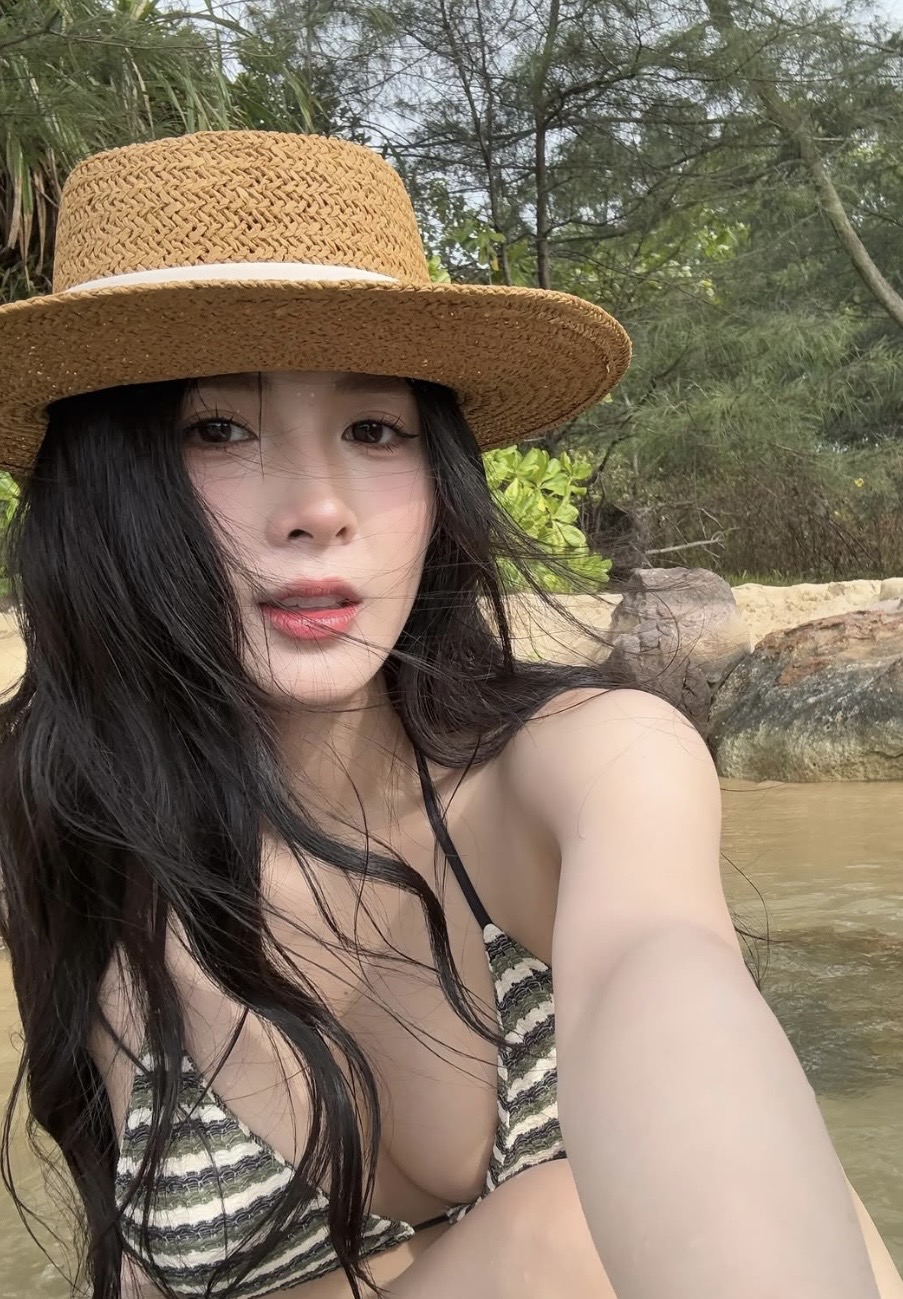 Quỳnh Alee confident in bikini by the stream