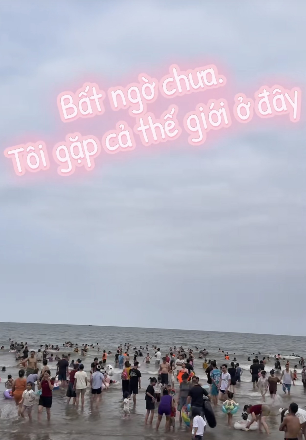 Teacher Dung smiling brightly at the beach