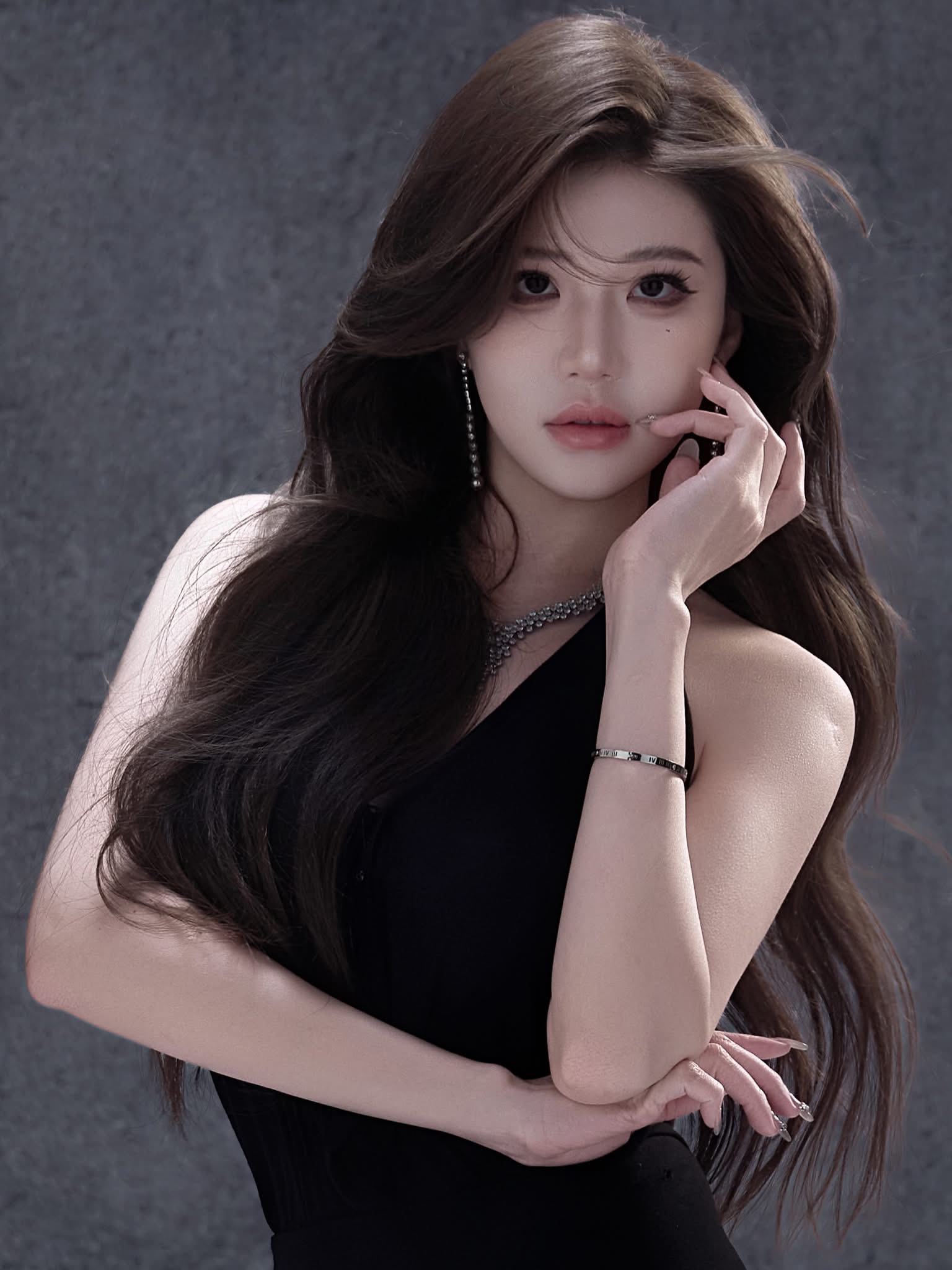 Ms Puiyi’s Surprise Visit Has Vietnamese Fans Buzzing 3 Ms Puiyi’s signature hourglass figure