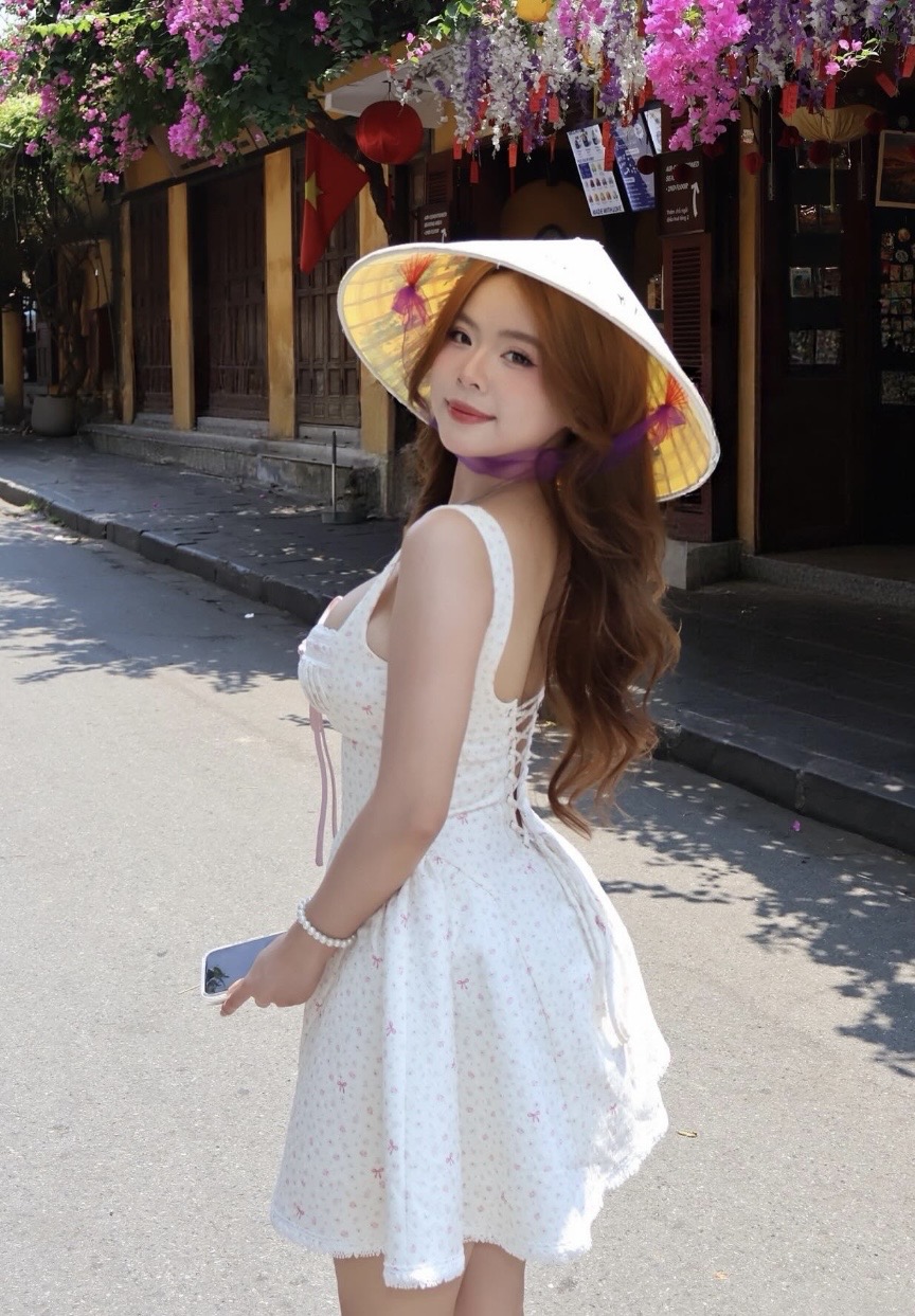 Ngoc Tuyet in elegant travel outfit