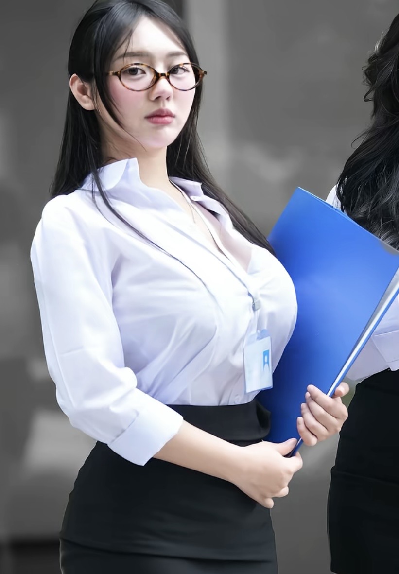 Zin's Stunning Switch from Kitchen Queen to Office Babe 6 Zin's confident gaze