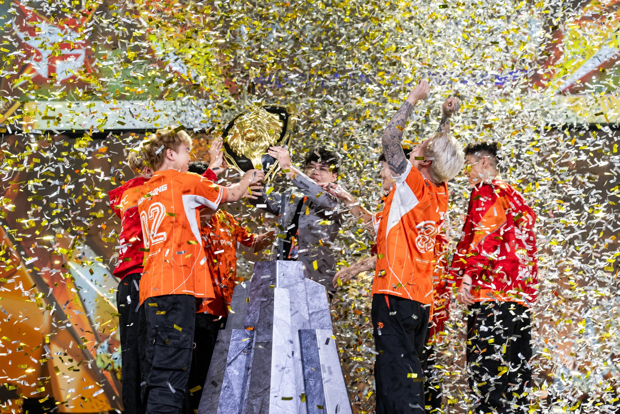 FPT Flash team celebrating their victory