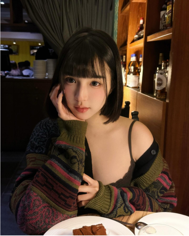 Hot Girl’s Unreal Beauty Has Fans Mistaking Her for AI 5 Dich Tran casual street style photo