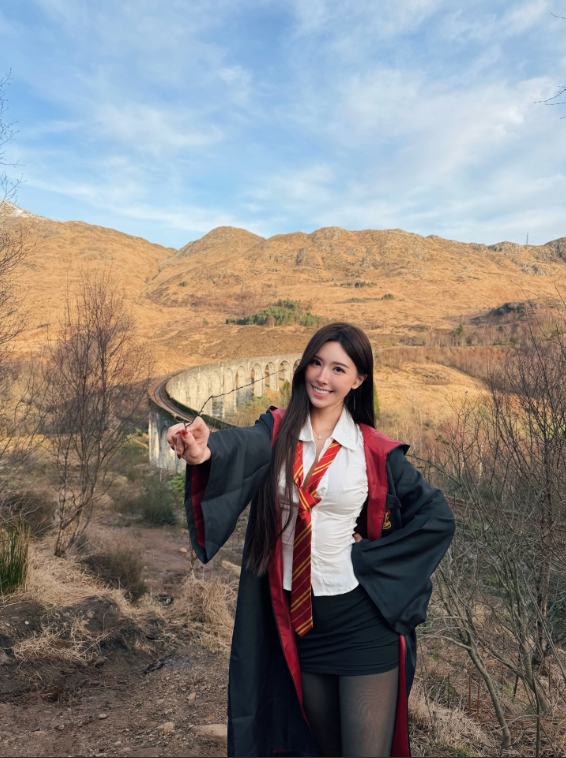Veronica Hogwarts cosplay at train station