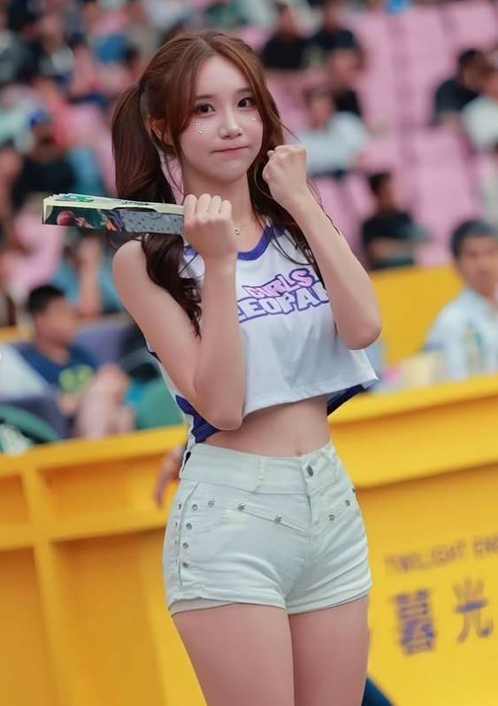 Kim Hyun-ryeong interacting with fans