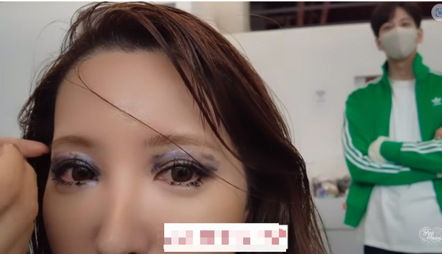 Yua Mikami Stuns Fans with Bold New Makeup Look 4 Close-up of Yua Mikami's avant-garde makeup