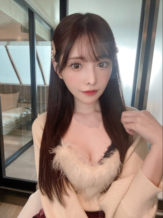 Arina Arai in a glamorous pose