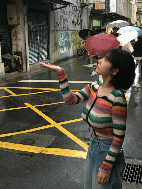 An Arang caught sheltering from rain