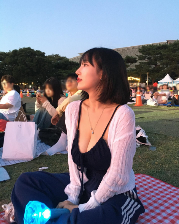 An Arang enjoying street scenes