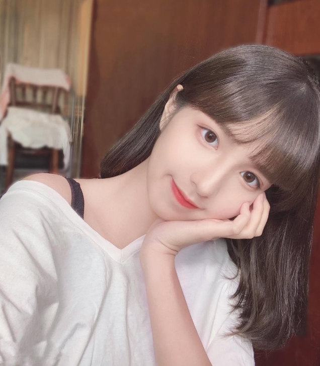 Hot Girl’s Unreal Beauty Has Fans Mistaking Her for AI 2 Dich Tran looking stunning with flawless skin