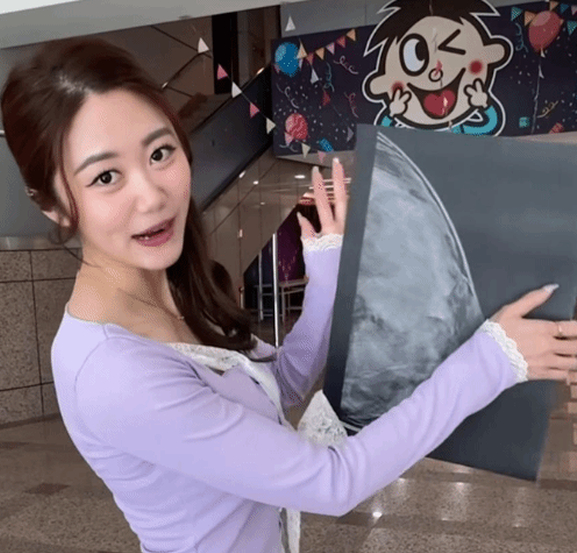 Li Yun confident and natural