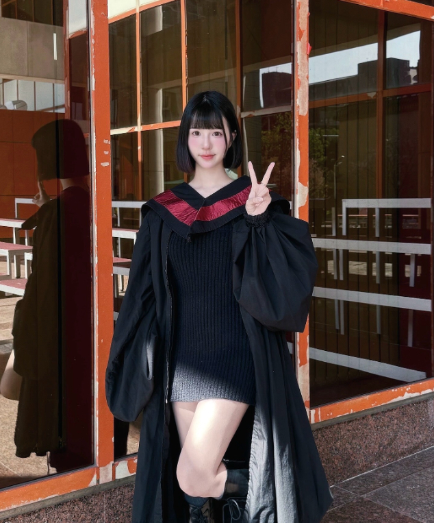 Hot Girl’s Unreal Beauty Has Fans Mistaking Her for AI 3 Dich Tran posing confidently in casual wear