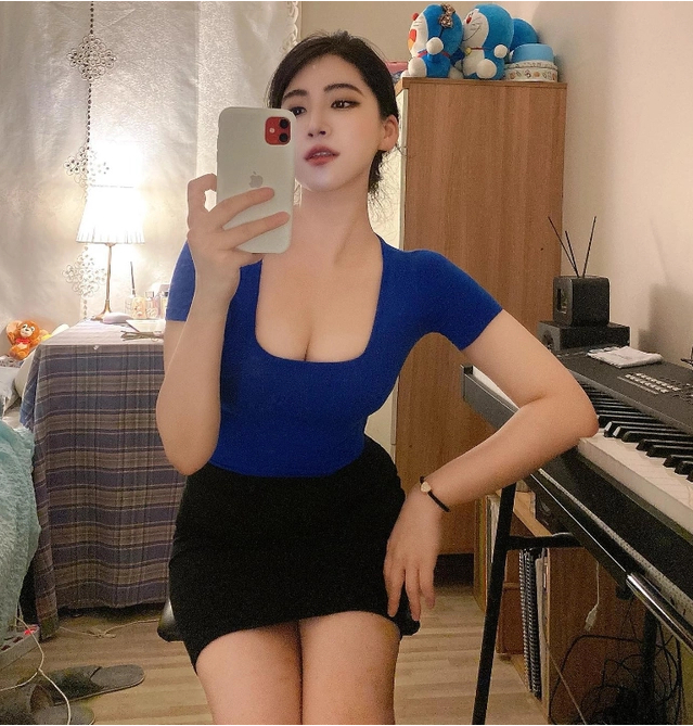 Korean Piano Teacher Goes Viral for Stunning Looks and Skills 1 Korean piano teacher Yeonjin posing