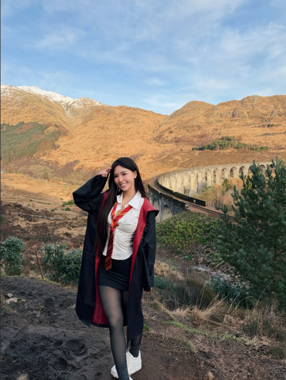 Veronica in Hogwarts cosplay
