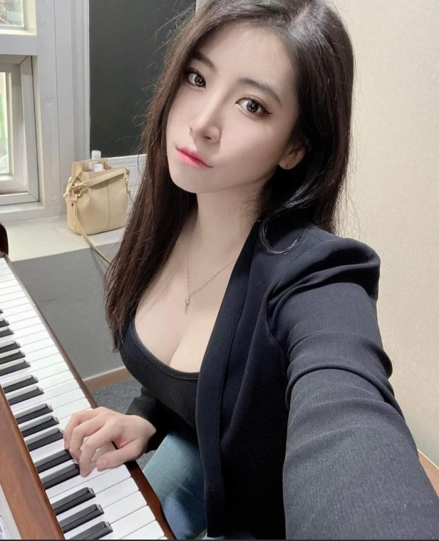 Korean Piano Teacher Goes Viral for Stunning Looks and Skills 2 Yeonjin performing piano
