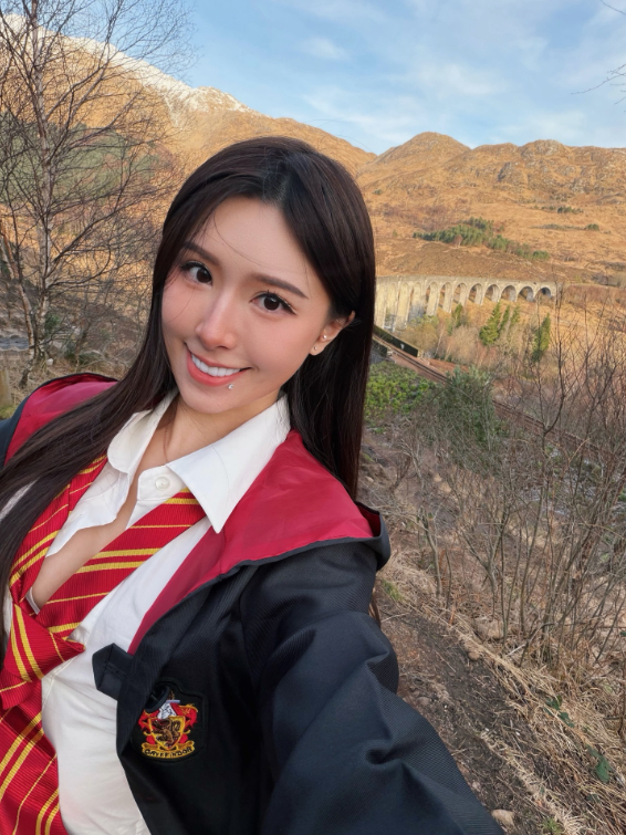 Veronica’s Hogwarts uniform cosplay