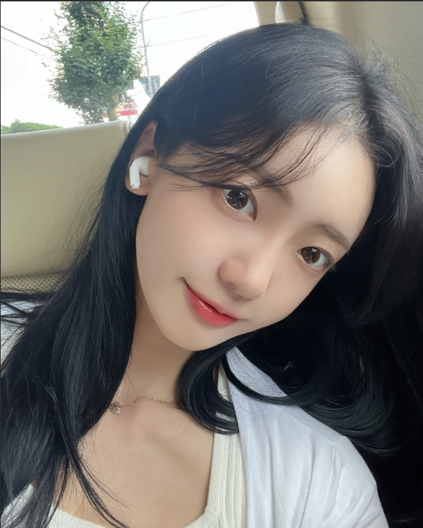 Cheerleader Lee Yoon Ji Sparks Buzz and Backlash Online 2 Lee Yoon Ji in white outfit cheering