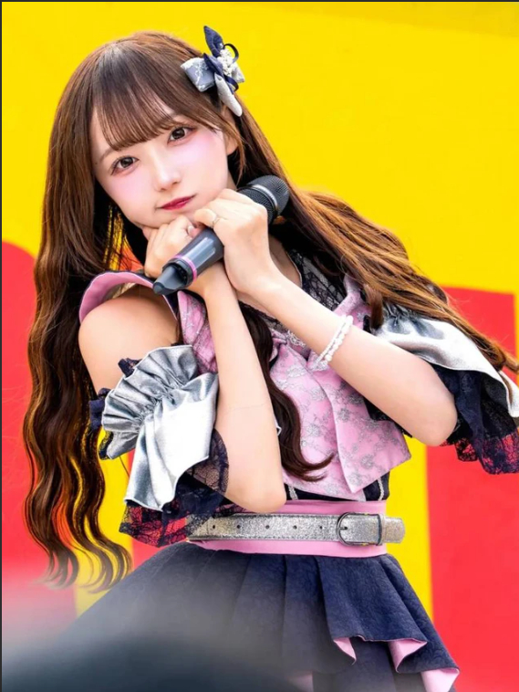 Hibino Mena performing