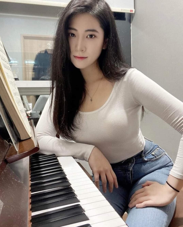 Korean Piano Teacher Goes Viral for Stunning Looks and Skills 3 Fans eager to join Yeonjin's piano lessons