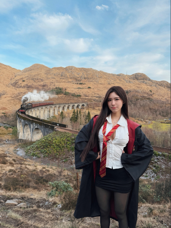 Veronica as Hogwarts witch cosplay