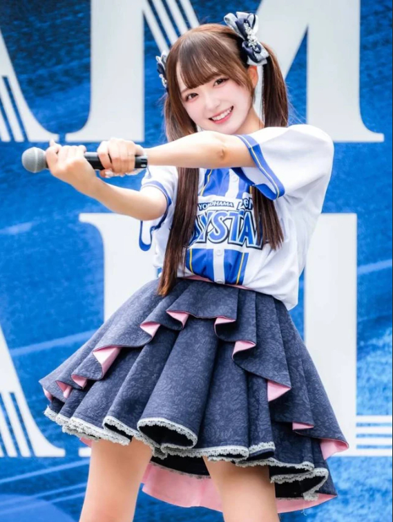 Hibino Mena smiling on stage