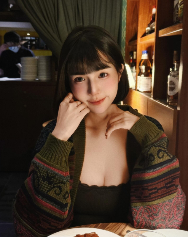 Hot Girl’s Unreal Beauty Has Fans Mistaking Her for AI 6 Dich Tran posing outdoors with natural look