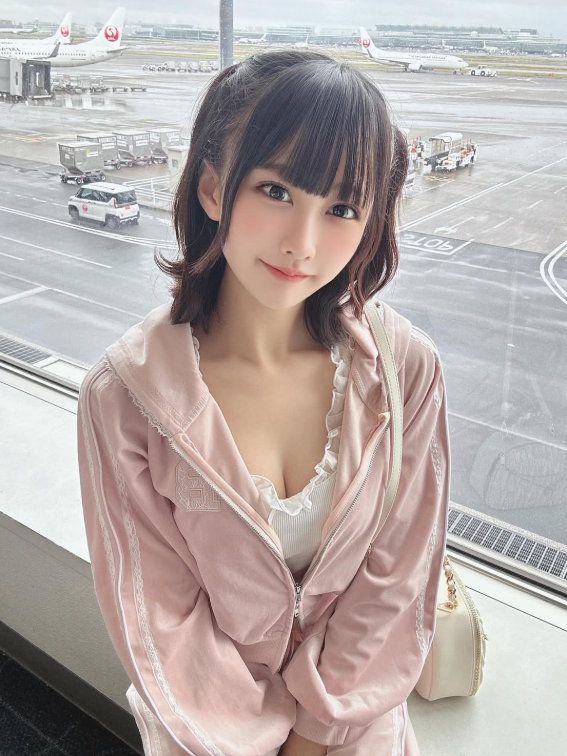 Himeya Yuzu posing by the sea