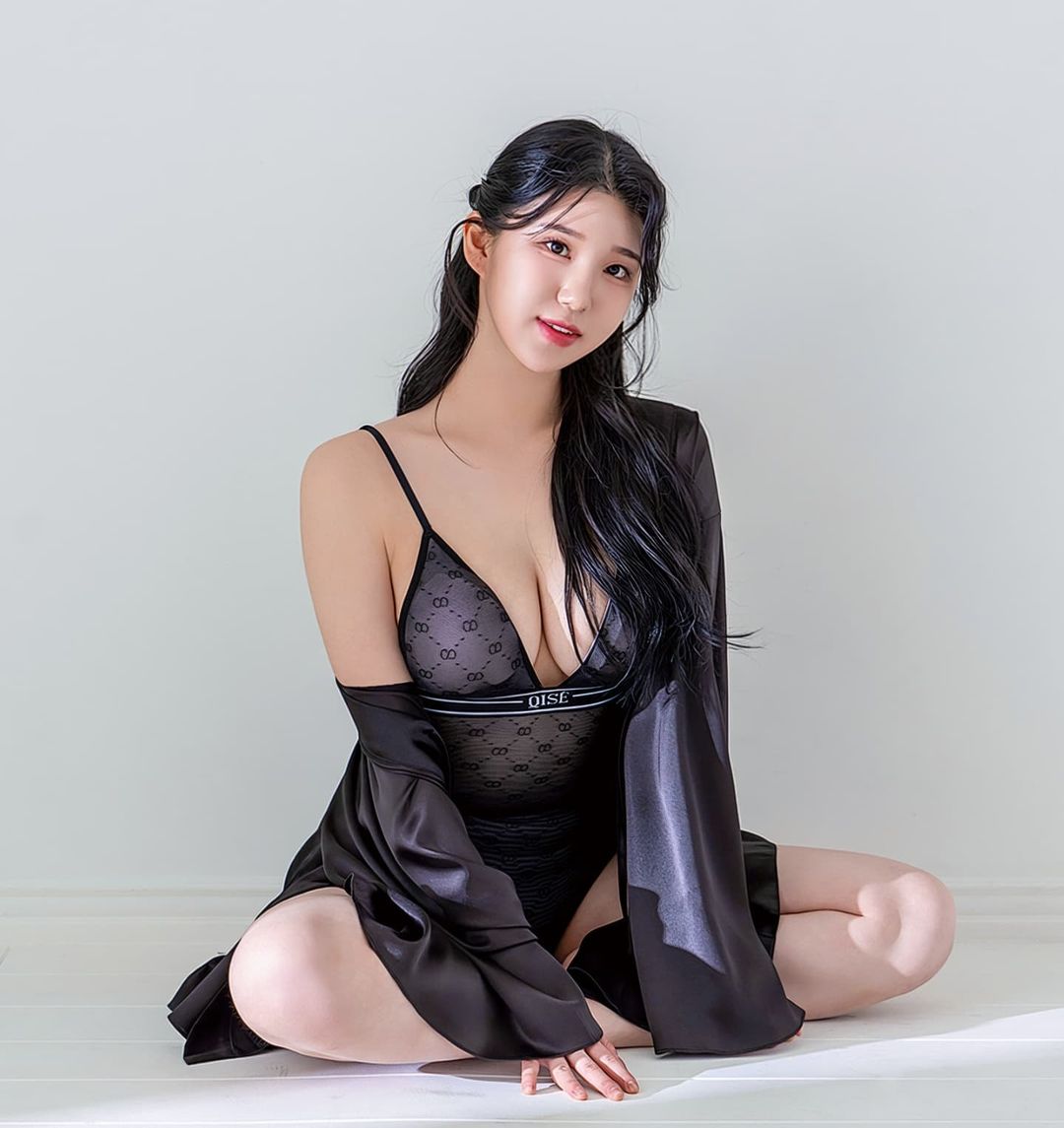Kim Hyun-ryeong in glamorous pose