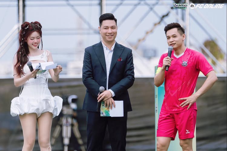 Quỳnh Sành Điệu stylish look at FC Online