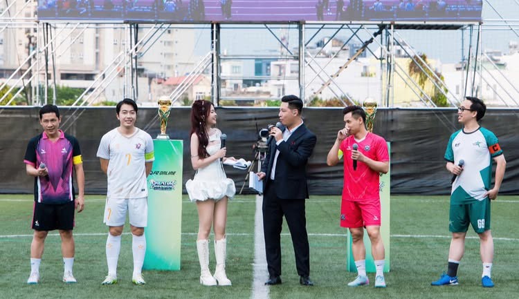 Quỳnh Sành Điệu confident at FC Online event