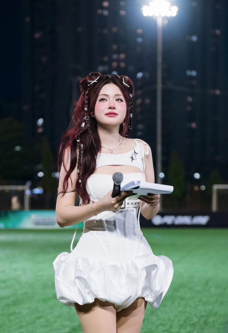 Quỳnh Sành Điệu posing at FC Online event