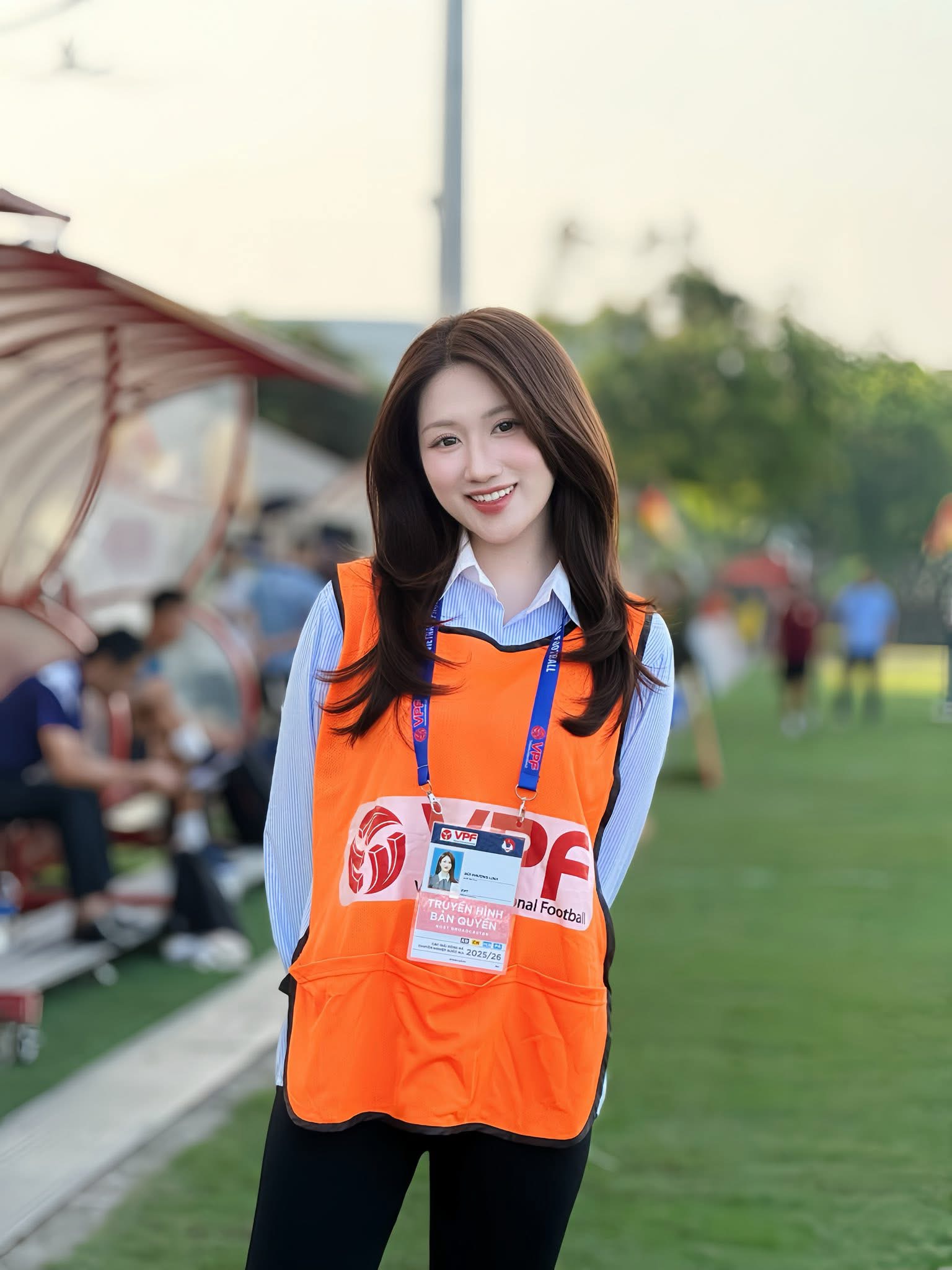 Esports Host Linh Nang Stuns Fans with Beach Bikini Photos 4 Linh Nang hosting event