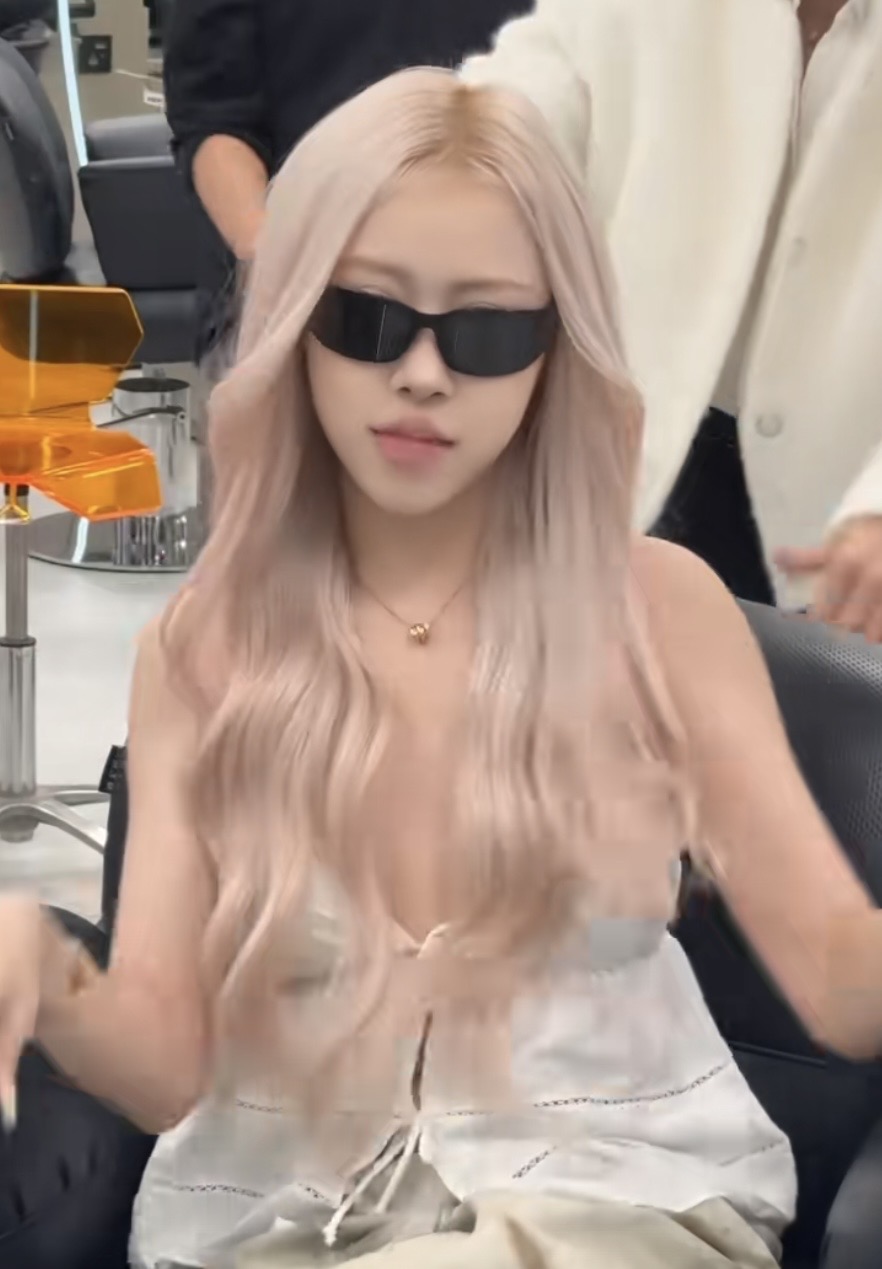 Close-up of Lê Huyền Diệu's makeup resembling YG style