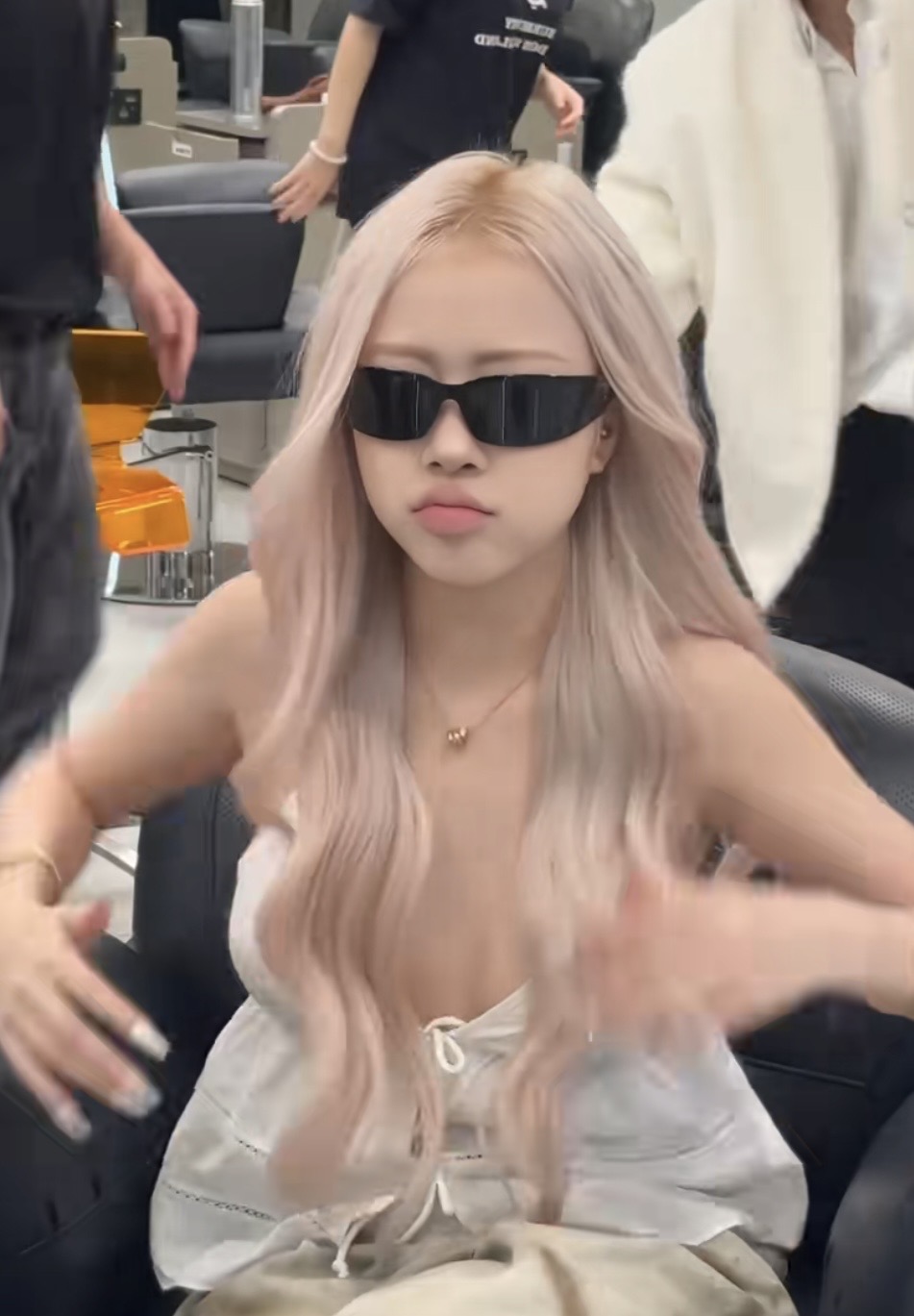 Lê Huyền Diệu posing with makeup and hairstyle similar to Rosé