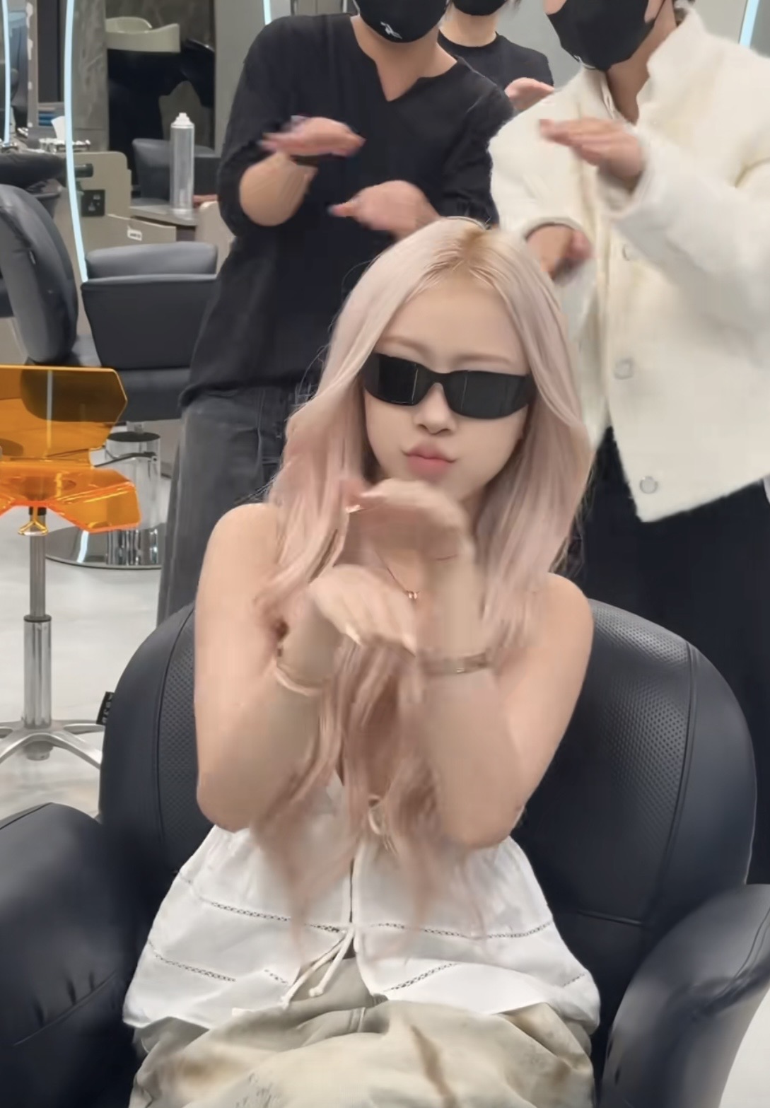 Lê Huyền Diệu's styled look enhancing her resemblance to Rosé