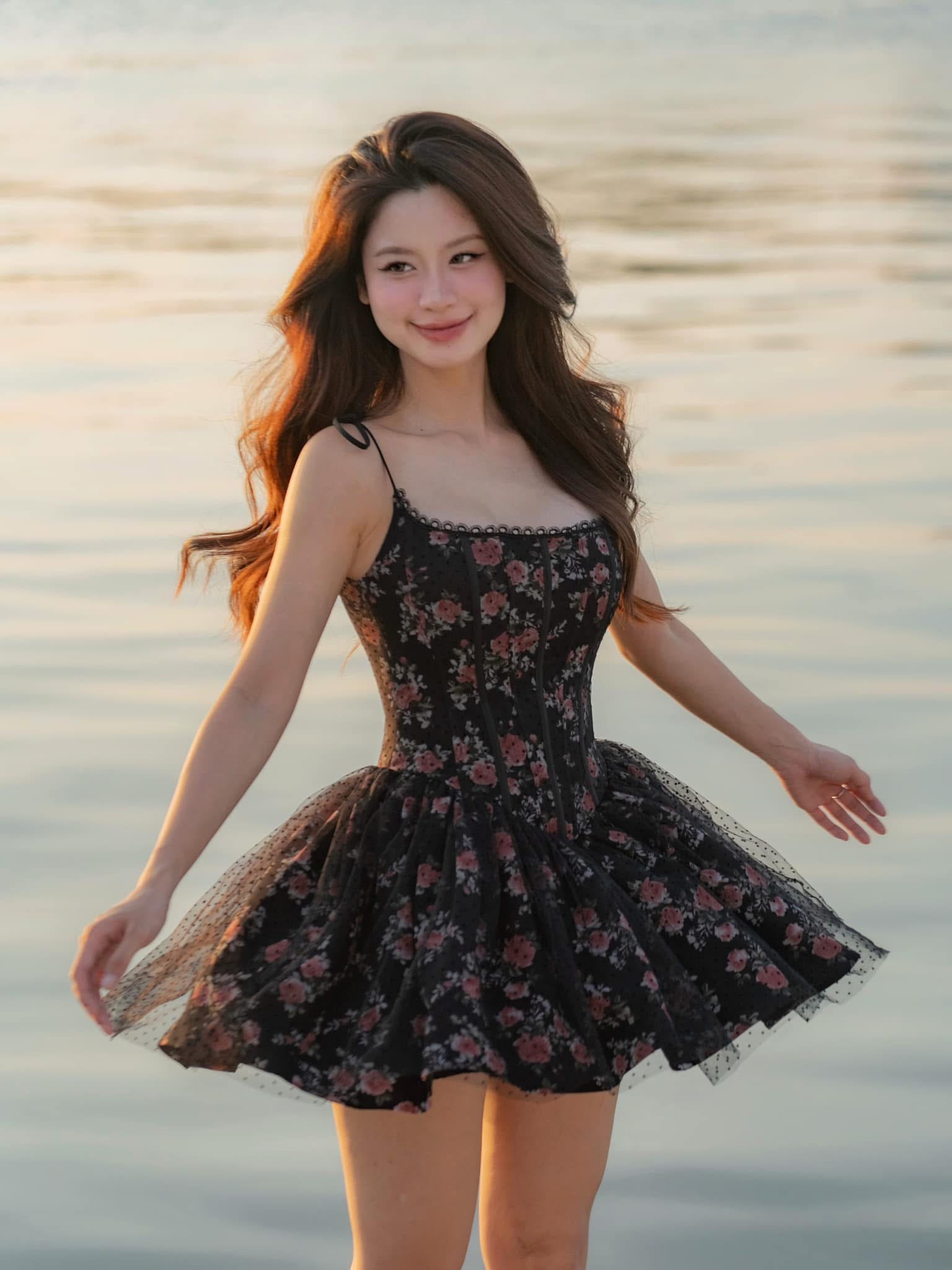 Hàn Hằng posing confidently at the beach