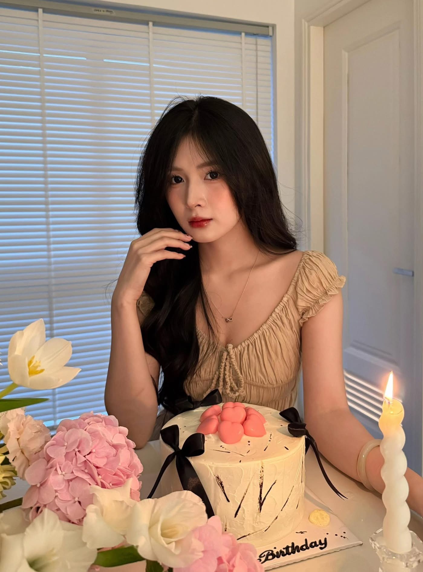 Quỳnh Alee in her classic sweet style