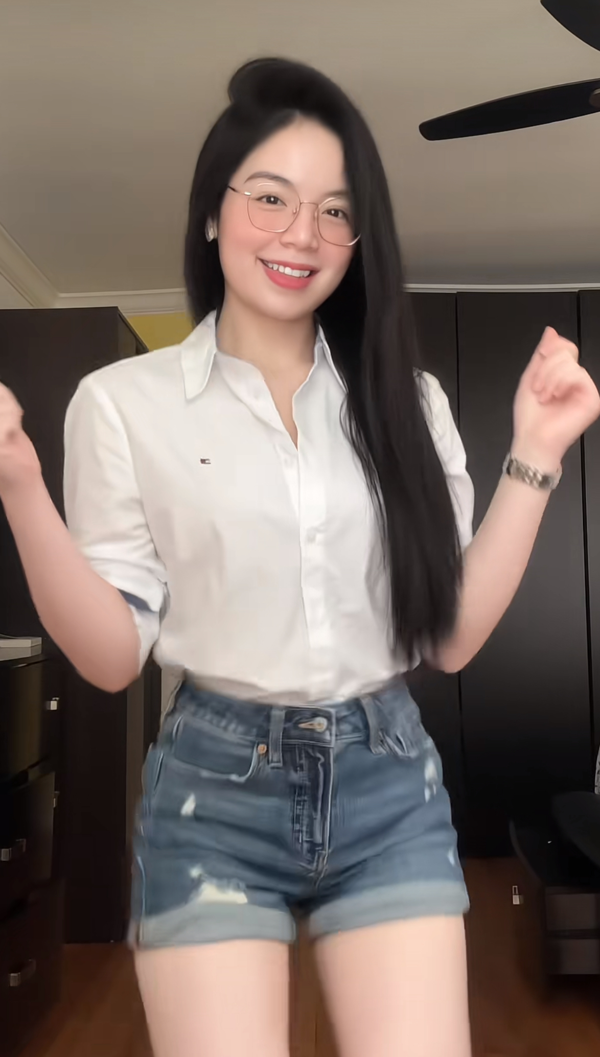 Em Trâm posing in a simple outfit