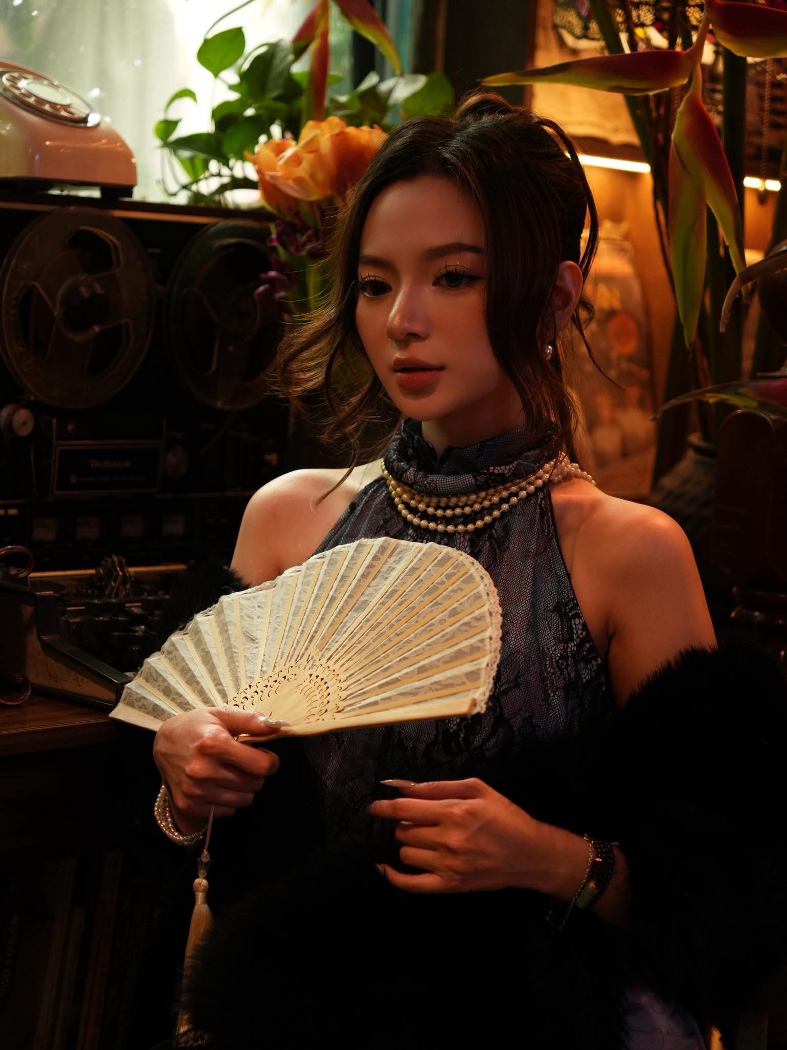 Chi Củ Cải smiling after vacation