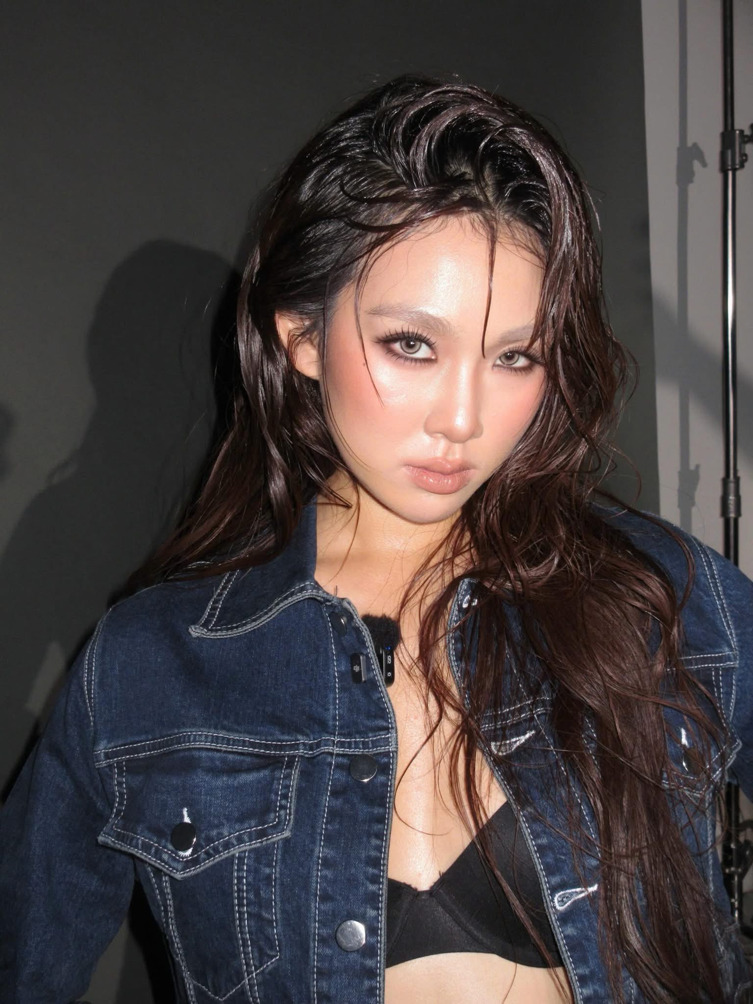 Nàng Kim intense gaze