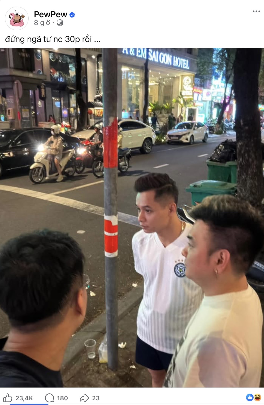 Vietnam’s Top Streamers Reunite in Casual Street Chat 1 Độ Mixi, PewPew, and Xemesis chatting on a street corner