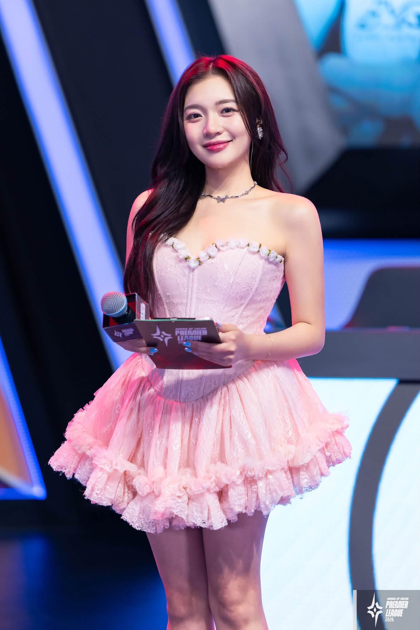 Phương Thảo laughing during a broadcast