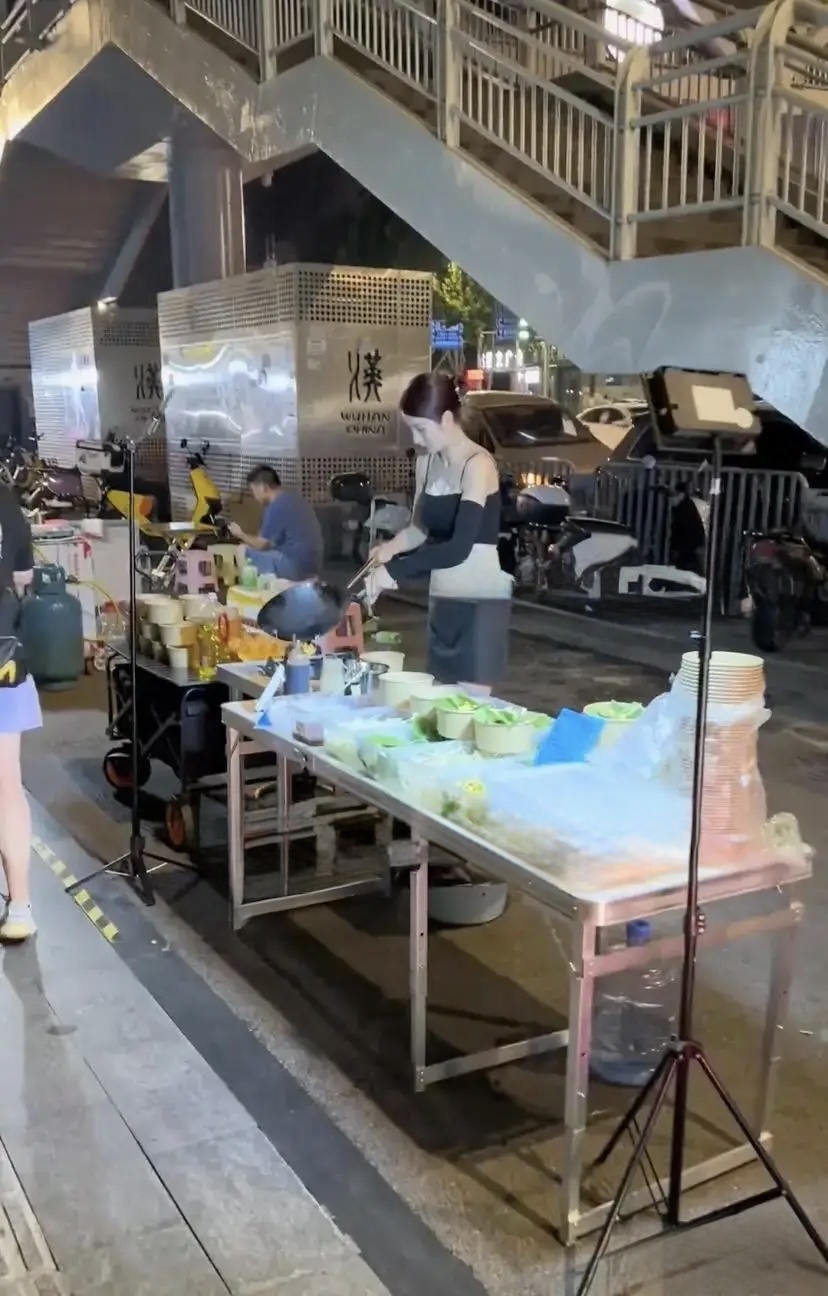 Song Ying cooking fried rice at night market